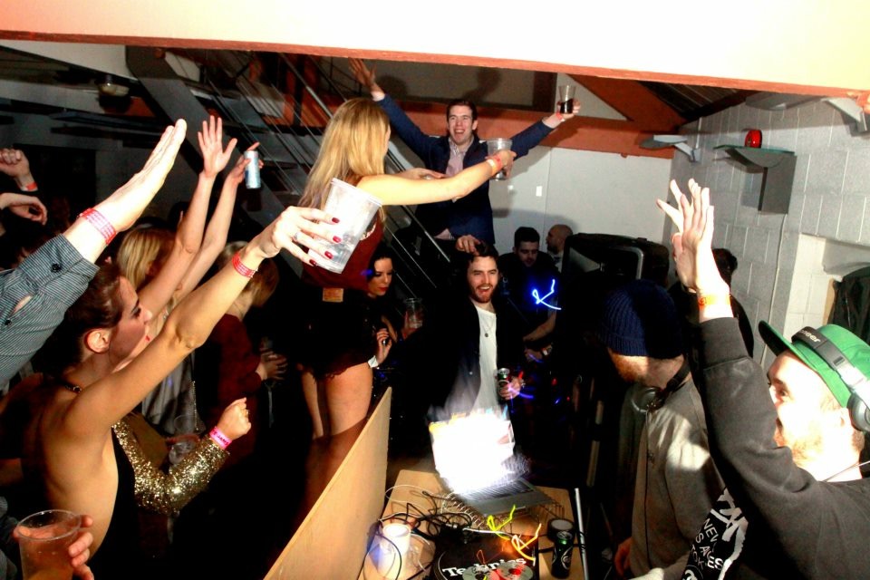 WAREHOUSE AFTERPARTY (SCHMUTZ DJING)